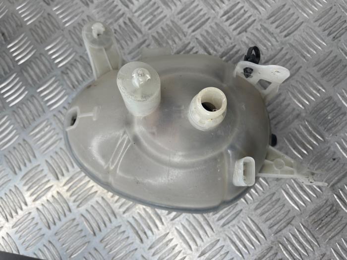 Expansievat van een Mercedes-Benz E (W213) E-300 2.0 Turbo 16V 4-Matic 2018