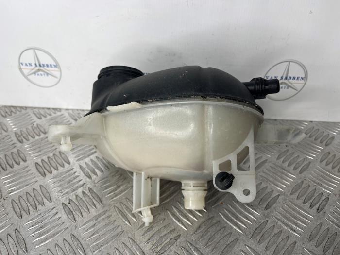 Expansievat van een Mercedes-Benz E (W213) E-300 2.0 Turbo 16V 4-Matic 2018