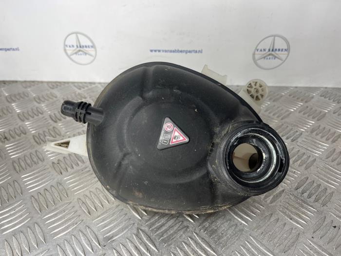 Expansievat van een Mercedes-Benz E (W213) E-300 2.0 Turbo 16V 4-Matic 2018