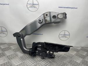 Gebruikte Motorkap Scharnier Mercedes A (177.0) 1.3 A-180 Turbo 16V Prijs € 40,00 Margeregeling aangeboden door van Sabben Parts