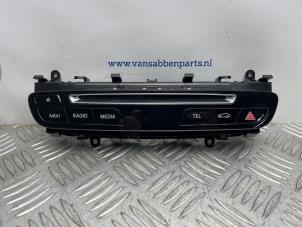 Gebruikte Bediening boordcomputer Mercedes C Estate (S205) C-200 2.0 CGI 16V Prijs € 25,00 Margeregeling aangeboden door van Sabben Parts