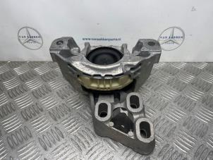 Gebruikte Versnellingsbak Steun Mercedes A (W176) 1.6 A-180 16V Prijs € 20,00 Margeregeling aangeboden door van Sabben Parts