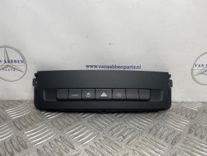 Gebruikte Alarmlicht Schakelaar Mercedes Vito (447.6) 2.0 116 CDI 16V 4x4 Prijs € 48,40 Inclusief btw aangeboden door van Sabben Parts