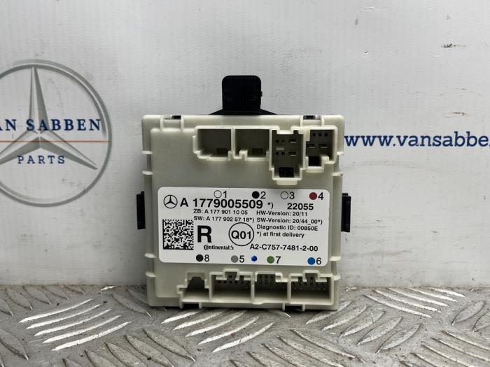 Gebruikte Deur module Mercedes CLA (118.3) 1.3 CLA-180 Turbo 16V Prijs € 20,00 Margeregeling aangeboden door van Sabben Parts