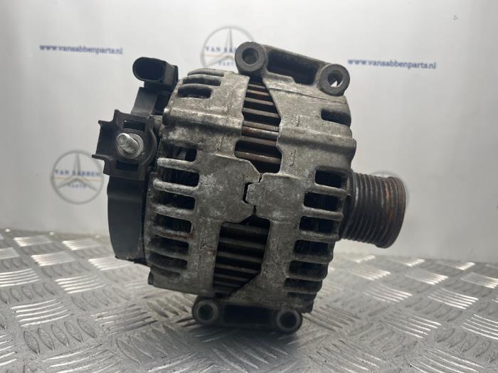 Gebruikte Dynamo Mercedes S (W221) 3.0 S-320 CDI 24V Prijs € 75,00 Margeregeling aangeboden door van Sabben Parts