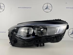 Gebruikte Koplamp rechts Mercedes CLA (118.3) 1.3 CLA-200 Turbo 16V Prijs € 600,00 Margeregeling aangeboden door van Sabben Parts