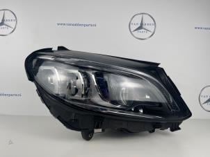Gebruikte Rechter Koplamp Mercedes C (W205) 2.2 C-220 CDI 16V BlueTEC Prijs € 1.100,00 Margeregeling aangeboden door van Sabben Parts