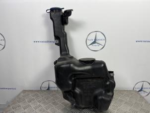 Gebruikte Ruitensproeiertank voor Mercedes C Estate (S204) 2.2 C-200 CDI 16V BlueEFFICIENCY Prijs € 25,00 Margeregeling aangeboden door van Sabben Parts
