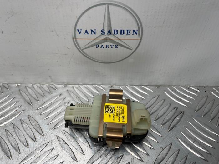 Gebruikte Sensor regen Mercedes C (W205) C-200 2.0 CGI 16V Prijs € 20,00 Margeregeling aangeboden door van Sabben Parts