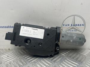 Gebruikte Schuifdak Motor Mercedes E (W213) E-200d 2.0 Turbo 16V Prijs € 75,00 Margeregeling aangeboden door van Sabben Parts