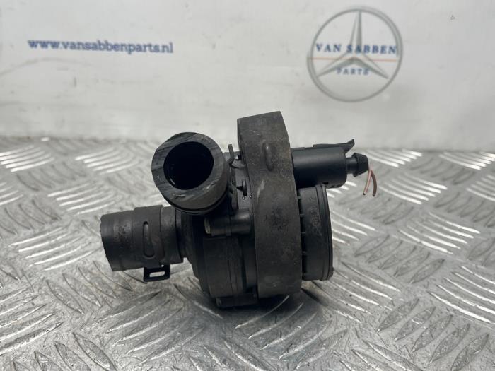 Gebruikte Waterpomp Mercedes E Estate (S212) E-200 CDI 16V BlueEfficiency,BlueTEC Prijs € 20,00 Margeregeling aangeboden door van Sabben Parts