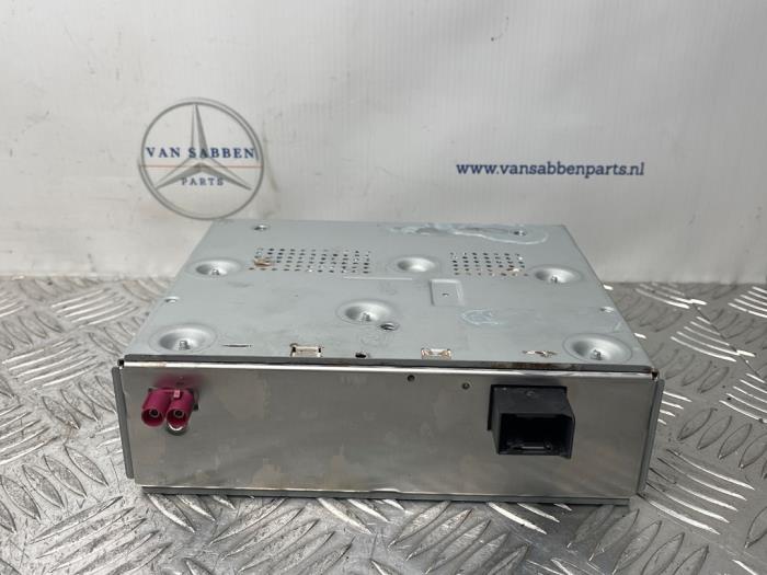 Gebruikte Radio module Mercedes GLC (X253) 3.0 350d V6 24V 4-Matic Prijs € 100,00 Margeregeling aangeboden door van Sabben Parts