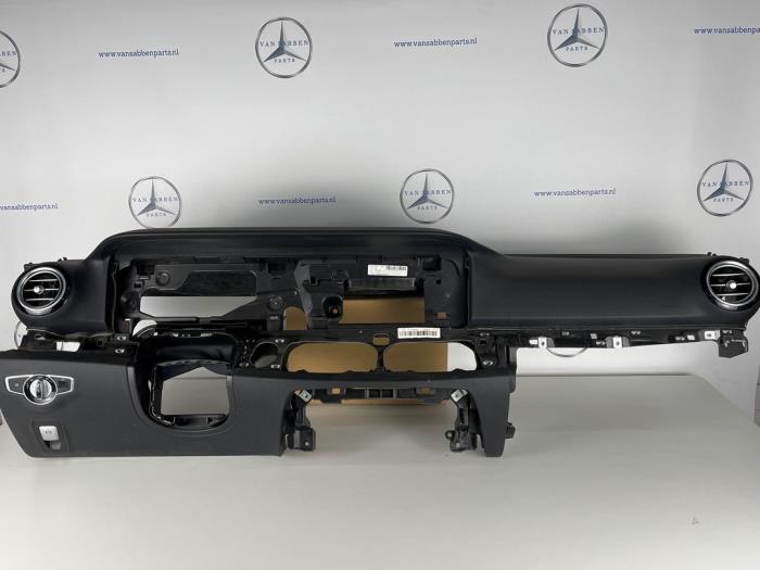 Gebruikte Dashboard Mercedes E (W213) E-220d 2.0 Turbo 16V Prijs € 400,00 Margeregeling aangeboden door van Sabben Parts