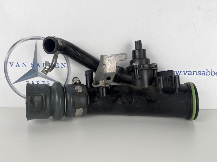 Gebruikte Intercooler Buis Mercedes C (W206) C-180 1.5 EQ Boost Prijs € 75,00 Margeregeling aangeboden door van Sabben Parts