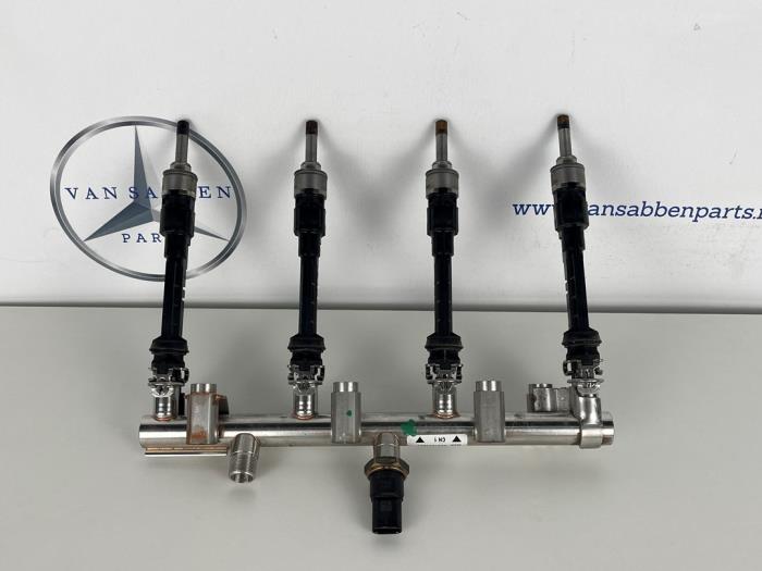 Gebruikte Injector brug Mercedes CLA (118.3) 1.3 CLA-200 Turbo 16V Prijs € 100,00 Margeregeling aangeboden door van Sabben Parts