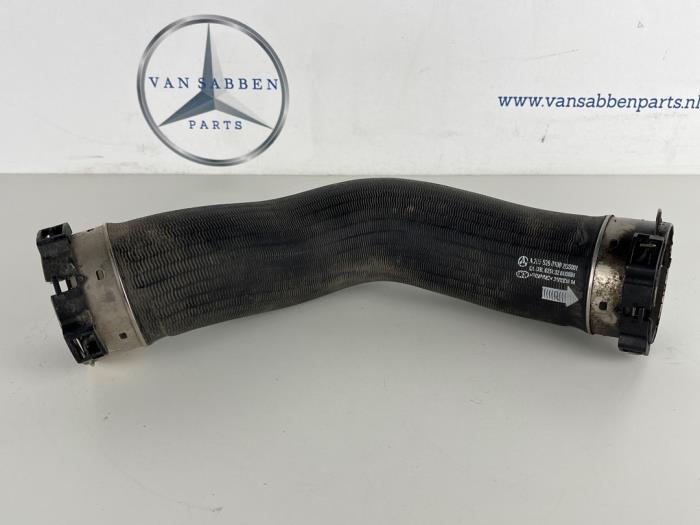Gebruikte Intercooler Slang Mercedes C Estate (S205) C-180 BlueTEC, C-180 d 1.6 16V Prijs € 20,00 Margeregeling aangeboden door van Sabben Parts