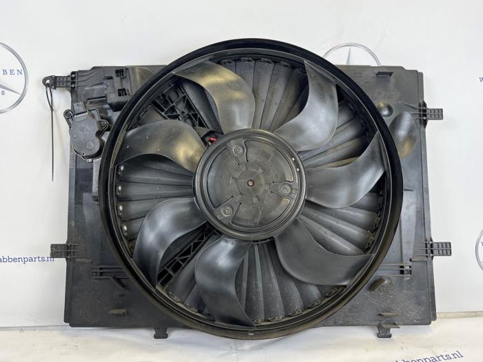 Gebruikte Radiateurfan Mercedes C (W205) C-300d 2.0 Turbo 16V 4-Matic Prijs € 250,00 Margeregeling aangeboden door van Sabben Parts