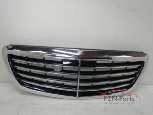 Gebruikte Grille Mercedes S (222.0/222.1) Prijs € 549,00 Inclusief btw aangeboden door FZN Parts