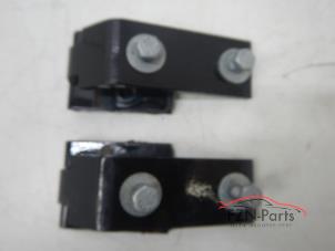 Gebruikte Achterklep Scharnier Mercedes G-Klasse Prijs € 99,00 Inclusief btw aangeboden door FZN Parts