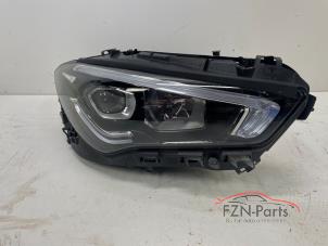 Gebruikte Koplamp rechts Mercedes CLA (118.3) 1.3 CLA-200 Turbo 16V Prijs € 849,00 Inclusief btw aangeboden door FZN Parts