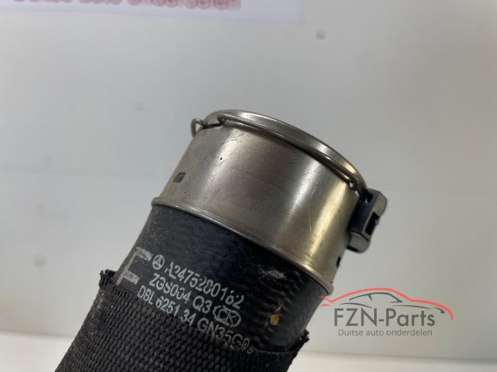 Intercooler Slang van een Mercedes-Benz CLA (118.3) 1.3 CLA-200 Turbo 16V 2019