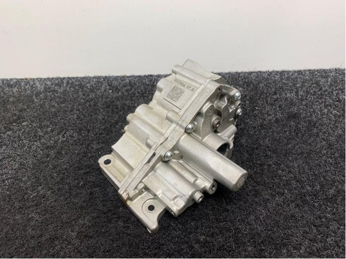 Gebruikte Oliepomp BMW 3 serie (E90) 323i 24V Prijs € 75,00 Inclusief btw aangeboden door Van Kronenburg Engines