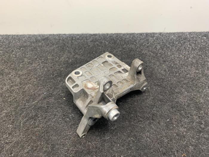 Gebruikte Dynamosteun onder Audi A5 Quattro (B8C/S) 3.0 TDI V6 24V Prijs € 17,50 Inclusief btw aangeboden door Van Kronenburg Engines