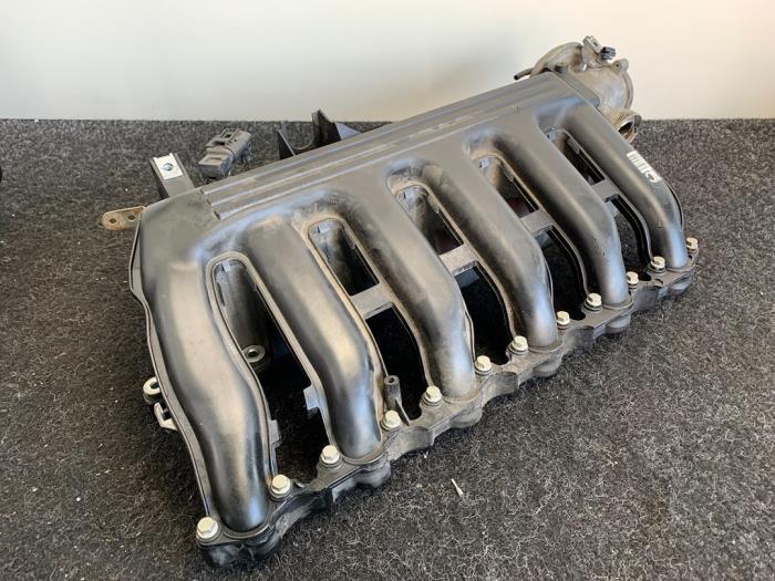 Inlaatspruitstuk van een BMW 5 serie (E60) 520d 16V Edition Fleet