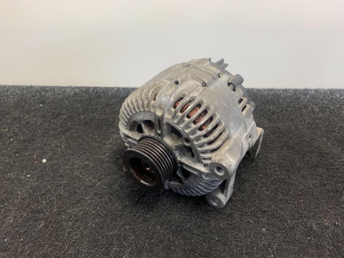 Gebruikte Dynamo BMW 5 serie (E60) M5 V-10 40V LHD Prijs € 199,94 Inclusief btw aangeboden door Van Kronenburg Engines