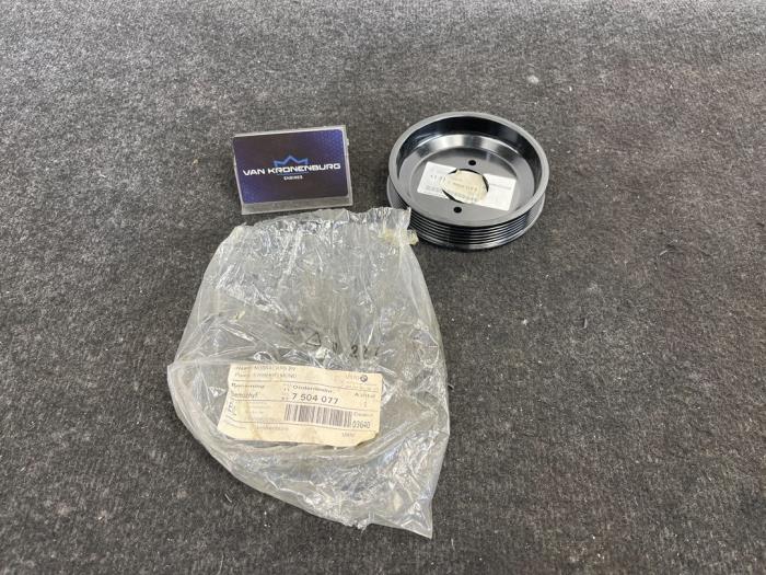 Nieuwe Waterpomp poelie BMW 6 serie (E63) 645 Ci 4.4 V8 32V Prijs € 25,00 Inclusief btw aangeboden door Van Kronenburg Engines