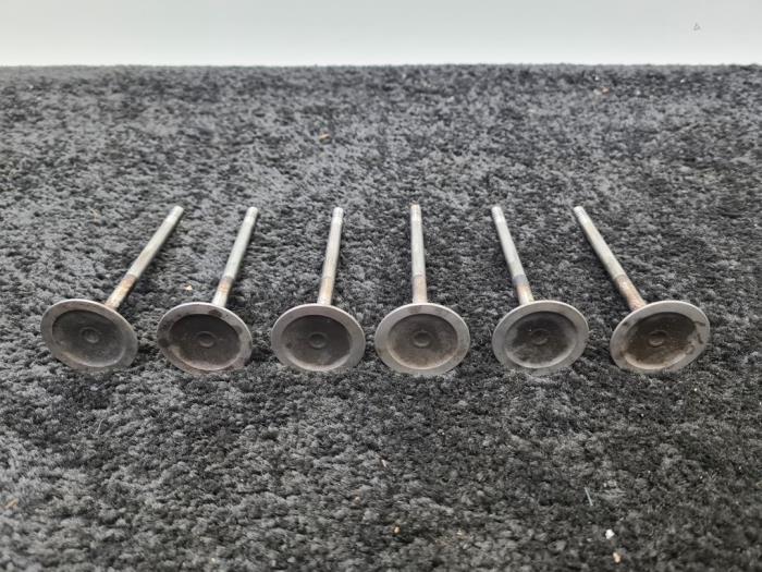 Inlaatklep van een Audi A8 (D4) 3.0 V6 24V TFSI Quattro 2013