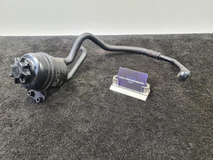 Gebruikte Servo Oliereservoir BMW 5 serie Touring (E61) 530i 24V Prijs € 20,00 Inclusief btw aangeboden door Van Kronenburg Engines