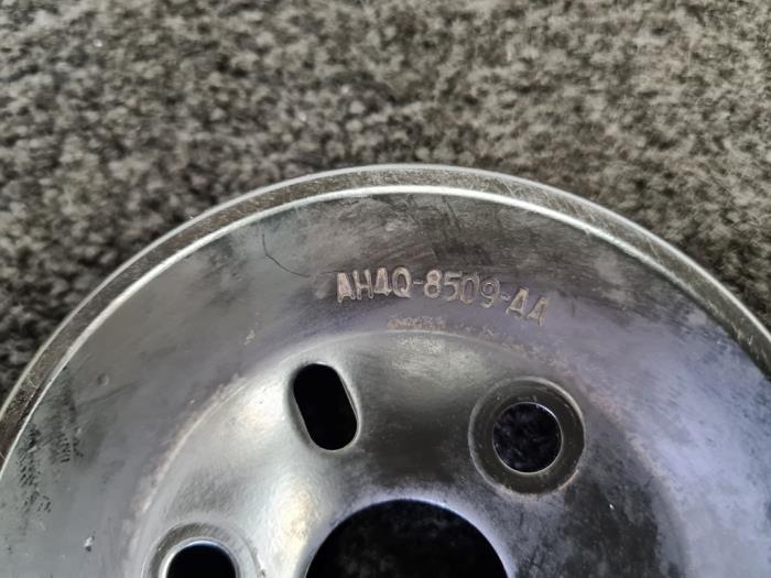 Waterpomp poelie van een Land Rover Range Rover III (LM) 4.4 TDV8 32V 2011