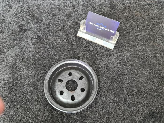 Waterpomp poelie van een Land Rover Range Rover III (LM) 4.4 TDV8 32V 2011