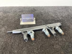 Gebruikte Injector brug Peugeot 208 II (UB/UH/UP) 1.2 Vti 12V PureTech 75 Prijs € 29,00 Inclusief btw aangeboden door Van Kronenburg Engines