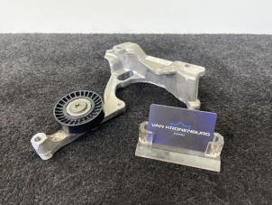 Gebruikte Dynamosteun onder Mercedes C (W205) C-63 AMG 4.0 V8 Biturbo Prijs € 125,01 Inclusief btw aangeboden door Van Kronenburg Engines