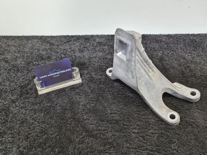 Gebruikte Motorsteun BMW 7 serie (G11/12) 730d,Ld 24V Prijs € 30,00 Inclusief btw aangeboden door Van Kronenburg Engines