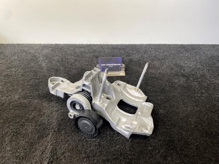 Gebruikte Dynamosteun onder Renault Clio V (RJAB) 1.5 Blue dCi 115 Prijs € 50,00 Inclusief btw aangeboden door Van Kronenburg Engines