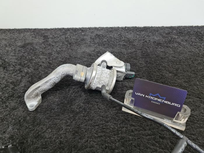 EGR Klep van een Audi RS 4 Avant (B8) 4.2 V8 32V 2015