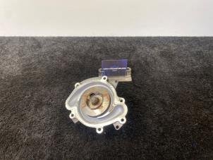 Gebruikte Waterpomp Mercedes C (W204) 3.0 C-350 CDI V6 24V Prijs € 32,50 Inclusief btw aangeboden door Van Kronenburg Engines