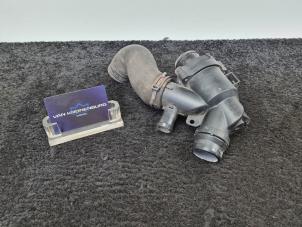 Gebruikte Thermostaathuis Jaguar XJ (X351) 5.0 XJ-R V8 S/C 32V Prijs € 74,95 Inclusief btw aangeboden door Van Kronenburg Engines