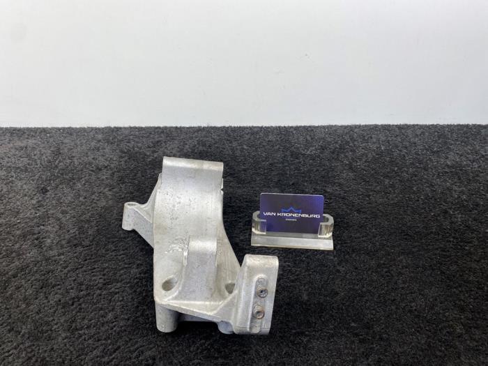 Gebruikte Dynamosteun onder Lamborghini Gallardo 5.0 V-10 40V 4x4 Prijs € 50,00 Inclusief btw aangeboden door Van Kronenburg Engines