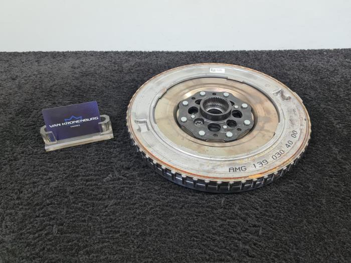 Gebruikte Vliegwiel dubbele massa Mercedes C-Klasse AMG (W206) C-63S E-Performance AMG 2.0 Turbo 4-Matic+ Prijs € 600,00 Inclusief btw aangeboden door Van Kronenburg Engines