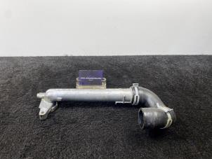 Gebruikte Waterpijp Mercedes C (W205) C-180 1.6 16V Prijs € 29,95 Inclusief btw aangeboden door Van Kronenburg Engines