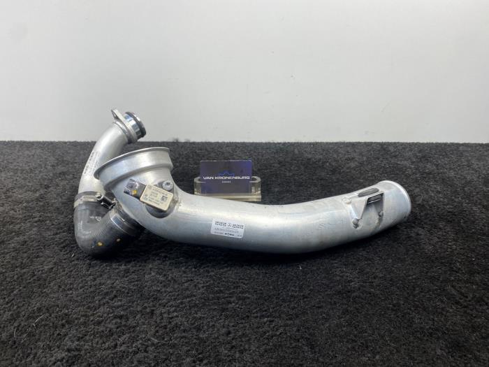 Gebruikte Intercooler Buis Mercedes CLS (C257) 450 EQ Boost 3.0 24V 4-Matic Prijs € 99,99 Inclusief btw aangeboden door Van Kronenburg Engines
