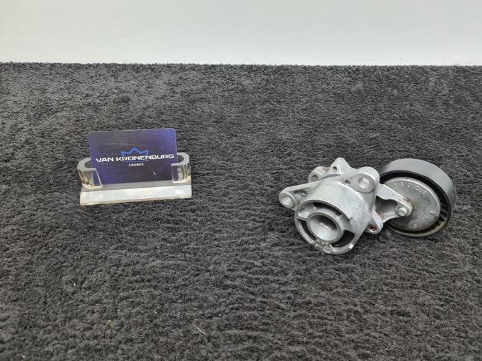 Spanner multiriem van een Mercedes-Benz E (W213) E-300d 2.0 Turbo 16V