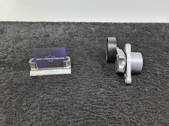 Spanner multiriem van een Mercedes-Benz E (W213) E-300d 2.0 Turbo 16V