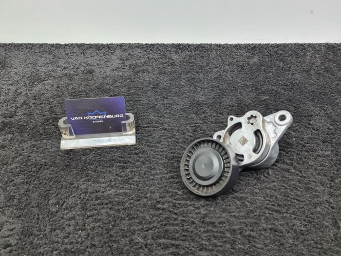 Spanner multiriem van een Mercedes-Benz E (W213) E-300d 2.0 Turbo 16V