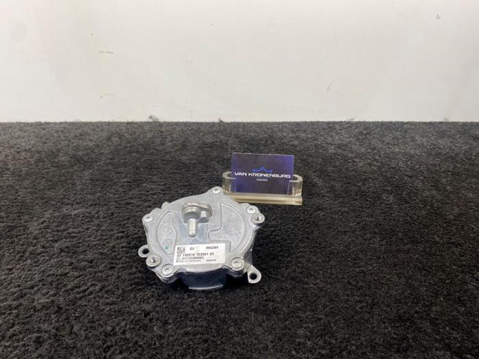 Vacuumpomp (Benzine) van een Mercedes-AMG C-Klasse AMG (W205) C-63 AMG 4.0 V8 Biturbo 2018
