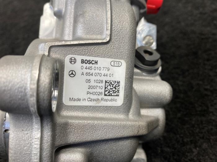 Dieselpomp van een Mercedes-Benz C (W205) C-220d 2.0 Turbo 16V 2021